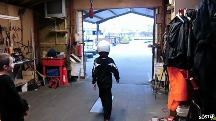 Go-Kart Aracını Olabilecek En Havalı Şekilde Parkeden Çocuk