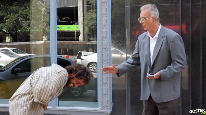 Bir Takım Elbisesiyle, Bir de Normal Kıyafetleriyle Para İsteyen Evsiz