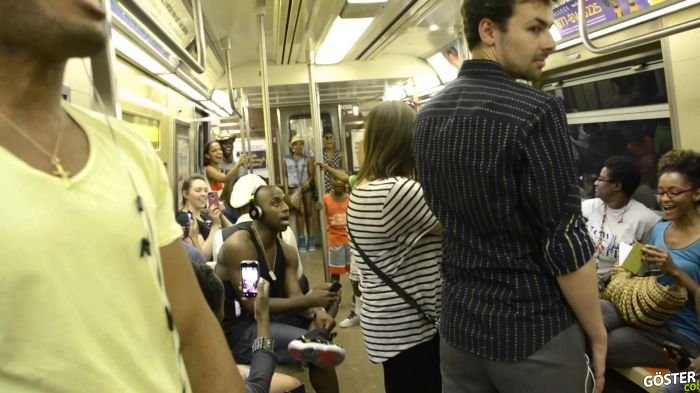 Metroda Aslan Kral Çizgi Filminin Jenerik Müziğini Çığırmak