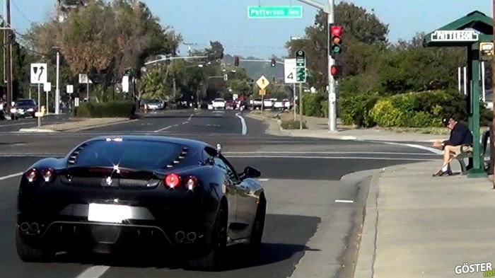 Ferrari ile Otobüs Durağından Adam Kaldırmak
