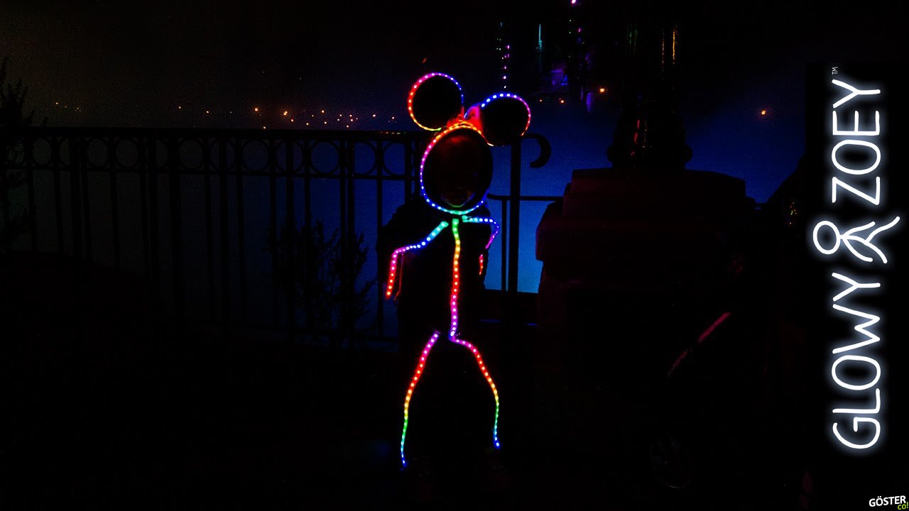 Cadılar Bayramı için LED’li Kostüm Giyen Küçük Kız Minnie Mouse’a Dönüşüyor
