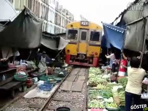 Manav Reyonlarının Üstünden Geçen Tren (Bu Pazarı Planlayan Belediye Kör Oldu)
