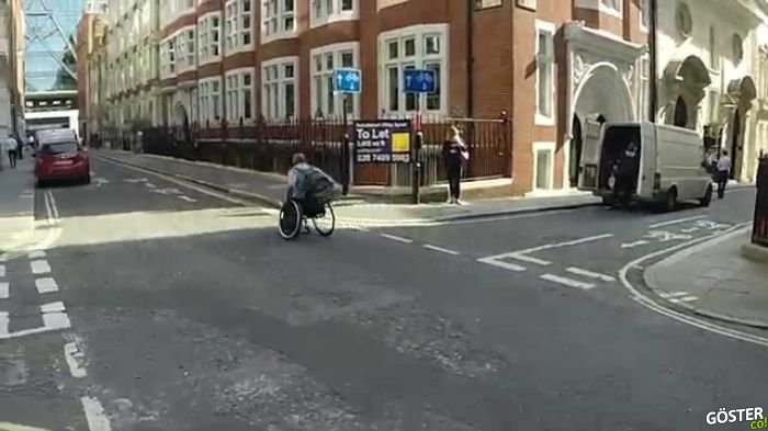 Tekerlekli Sandalyesi ile Londra Metrosuna Kafa Tutan Adam