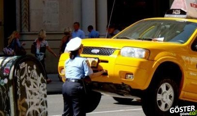 Ufak Tefek Polis Memuru Koca Taksiyi Kaldırarak New York’luları Şaşırtıyor