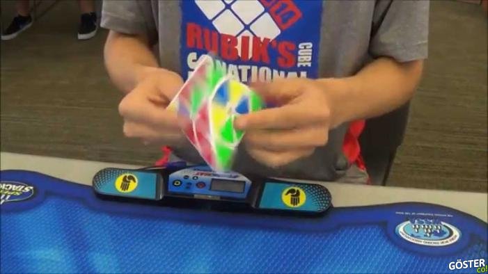 2 Saniyenin Altında Piramit Rubik Çözen Eleman
