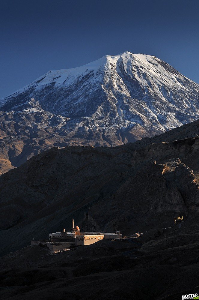 MOUNT-ARARAT-AND-ISHAK-PASHA-PALACE