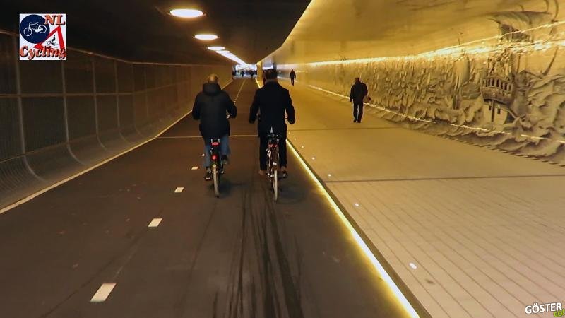 Amsterdam Merkez İstasyonunun Altındaki Tünelde Gündüz ve Gece Sürüş Keyfi