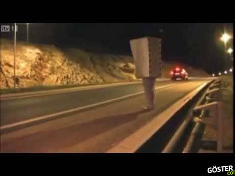 Sahte Hız Kamerası Kostümüyle Yoldan Geçenleri Trolledi