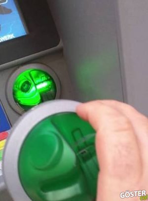 Viyana’nın Orta Yerinde İşlek Bir ATM’deki Kart Okuyucu