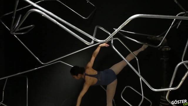 Bu Makine Demirleri Dansçının Müthiş Figürlerine Benzer Şekilde Eğip Büküyor