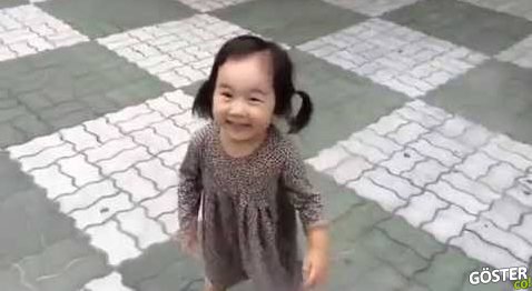 Gıcırtılı Ayakkabıları Ayağındayken Babasına Kızgın Kalamayan Sevimli Kız