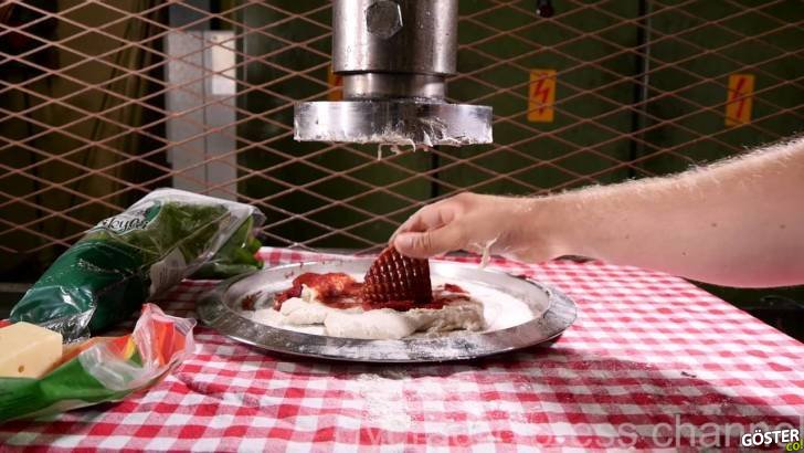 Hidrolik Press Makinesiyle Pizza Yapmak