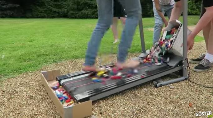 Haftanın Saçma Eylemi: Lego Kaplı Koşu Bandı Üzerinde Yürümek