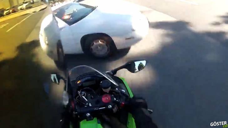 Şehir İçi Yolda Çok Hızlı Giderken Sola Dönmeye Çalışan Araca Toslayan Motor