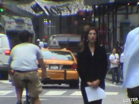 Taksi Çevirmeye Çalışanların Havadaki Eline Beşlik Çakan Özgüven İçmiş Adam