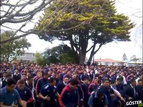 Yeni Zelanda’da Bir Lisenin Yüzlerce Öğrencisi Aynı Anda Haka Dansı Yaparsa