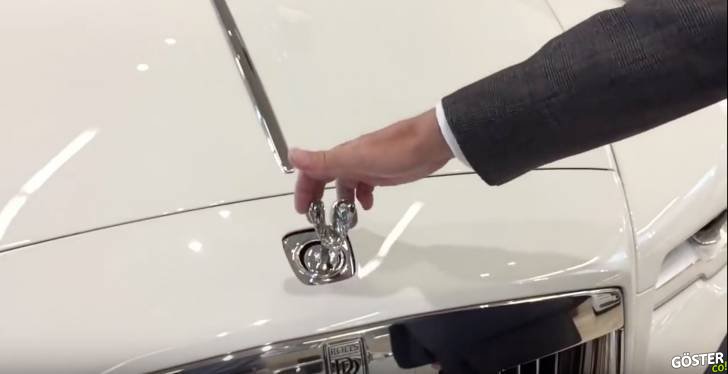 Rolls-Royce’un Önündeki Süsü Çalmaya Çalışırsanız Ne Olur?