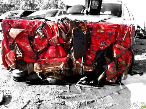 Un Ferrari estrellado es convertido en una mesa de centro para decorar tu sala 02
