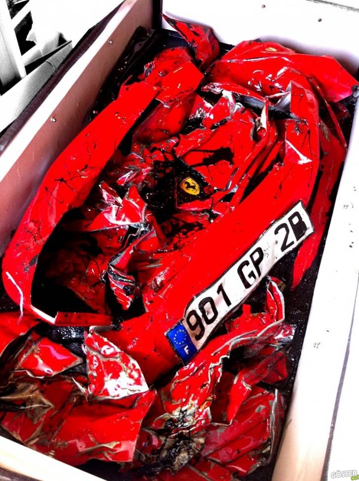 Un Ferrari estrellado es convertido en una mesa de centro para decorar tu sala 07