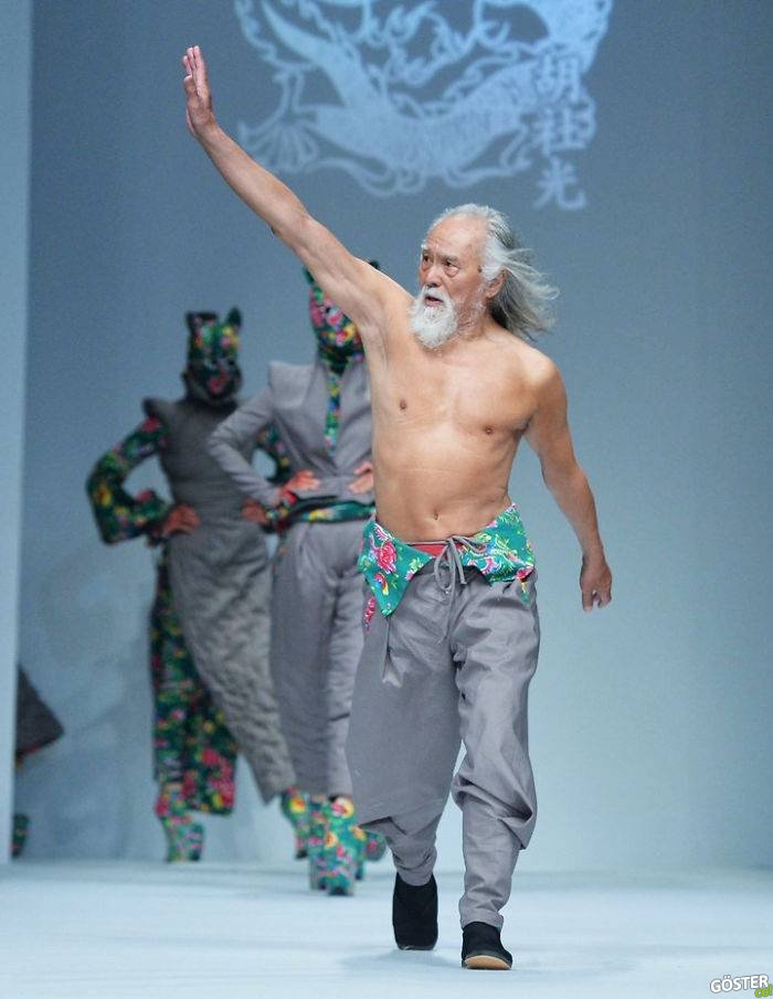 80 Yaşındaki Dede İlk Kez Modelliği Deniyor ve Podyumun Tozunu Attırıyor
