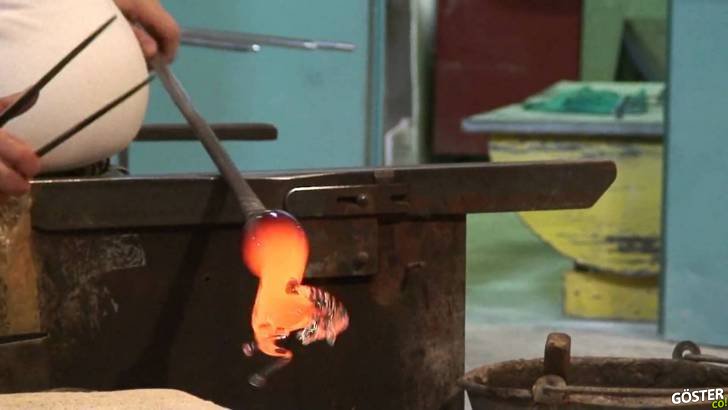 Saniyeler İçerisinde Camdan “Ferrari Logosundaki At” Yapan Adam