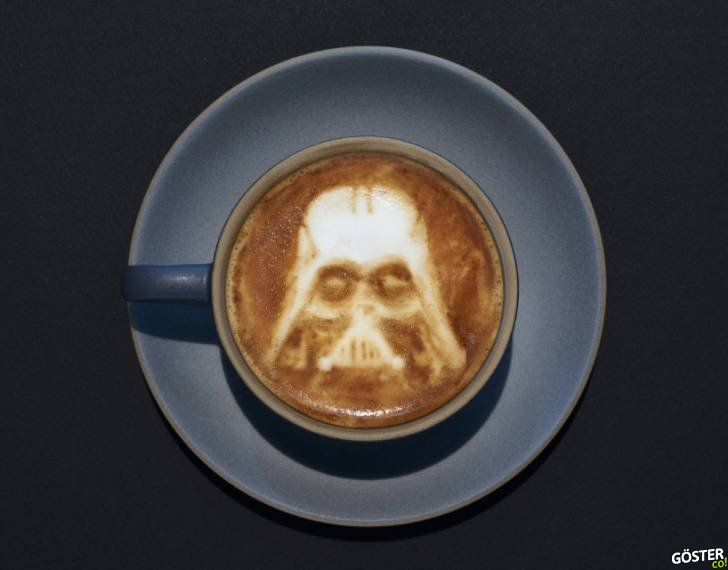 Kahve Karıştırma Çubuğu ile Star Wars Jenerik Müziğini Çalan Adam