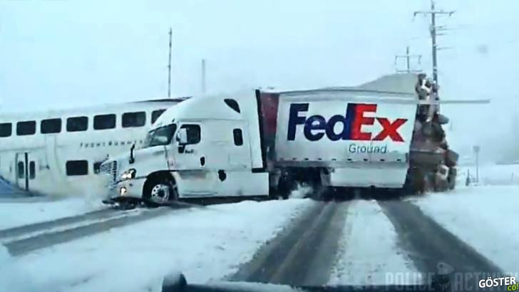 Dev Tren, FedEx Kargo Kamyonuna Tam Ortadan Girdi