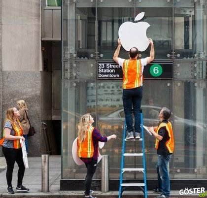 Sahte Apple Store Önünde Metrelerce iPhone Kuyruğuna Girmek