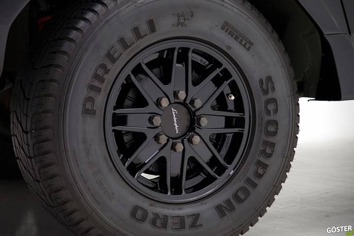 1990 Lamborghini LM002 4