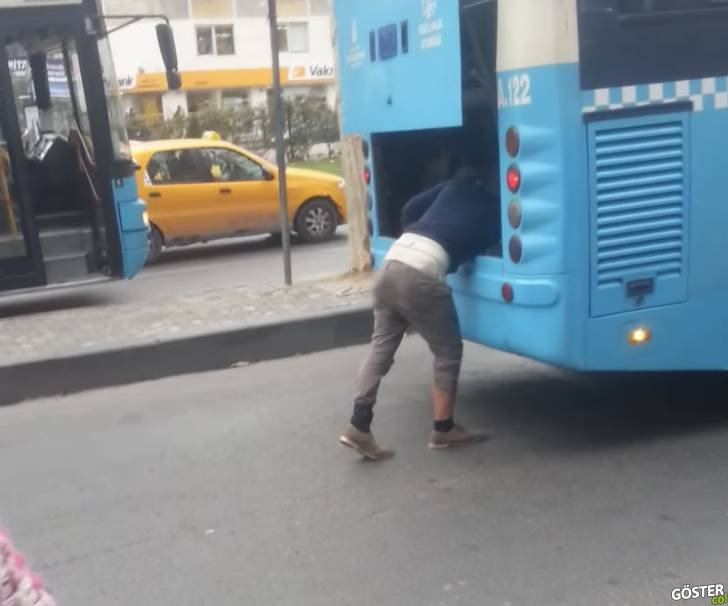 İstanbul’da Otobüslere Saldırıp Fiziksel Zarar Veren ve Şoförlere Hakaret Eden Adam