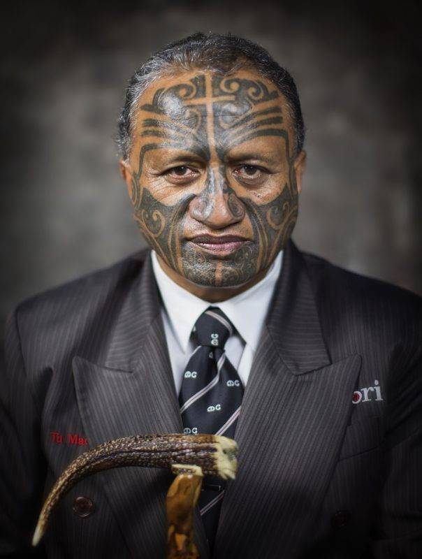Maori İnsanları Geleneksel Kalıcı Dövmeleriyle Fotoğraflandı ve Onlarsız Resmedildi
