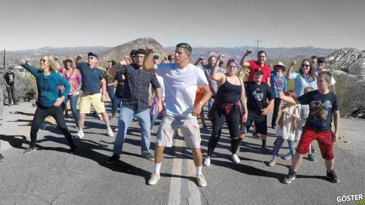 Dünyayı Gezerken Aynı Zamanda İçinde 1000 Kişinin Bulunduğu Müzik Videosu Çekmek