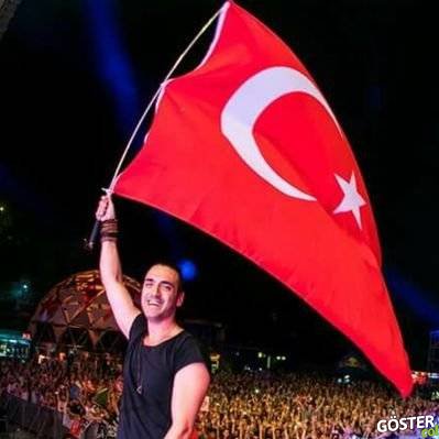 Hollandalı Türk DJ Ümmet Özcan’dan Kendi Tarzında İzmir Marşı Yorumu