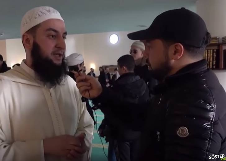 Hollanda’da Camiye Çiçekle Gelen Yeni Zelandalı Genç