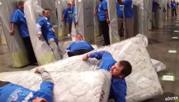 Dünya rekoru: Binin üzerinde katılımcı ile gerçekleştirilen “insan + yatak” dominosu