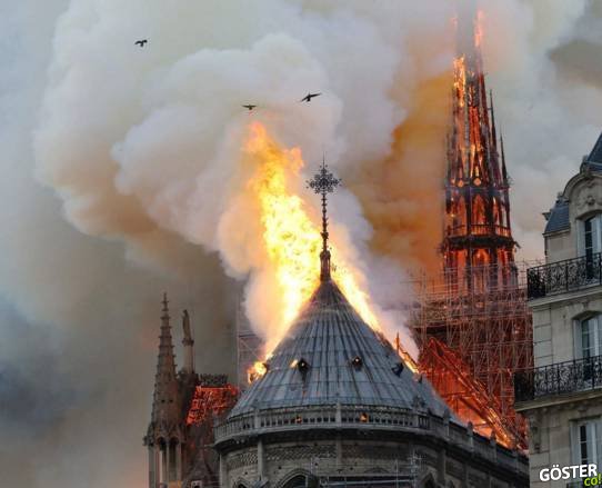 Yangın: Paris’teki 900 Yıllık Ünlü Notre Dame Katedrali Alevler İçinde (Canlı Yayın)
