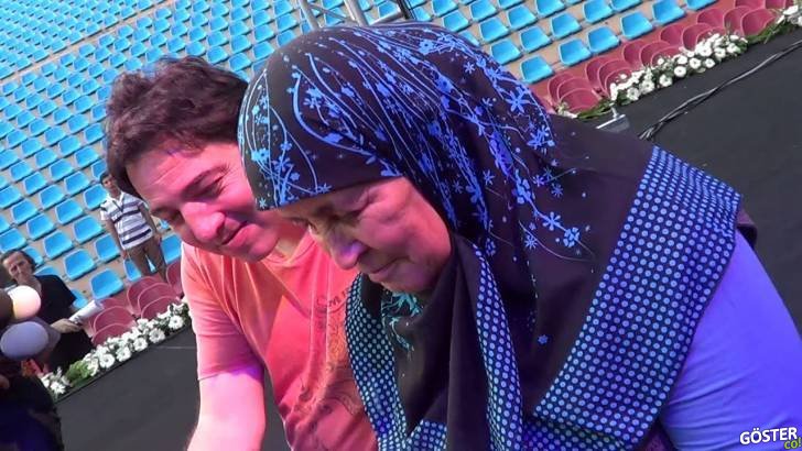 Fazıl Say, kendisine “bir sepet yumurta” veren Münevver Teyze ile sohbet etti ve birlikte piyano çaldılar