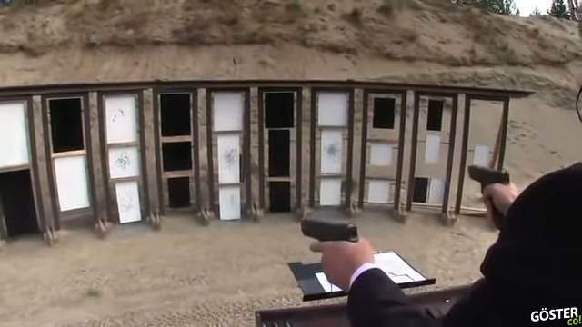 Silah ve metal plakalarla Avrupa marşını kusursuzca çalan adam