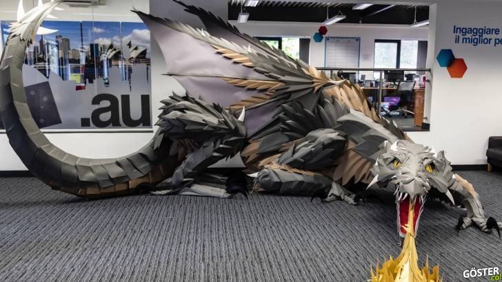 Ofislerinin içine 13 metre uzunluğunda kağıttan ejderha yaparak çalışanlarını şaşırtan firma