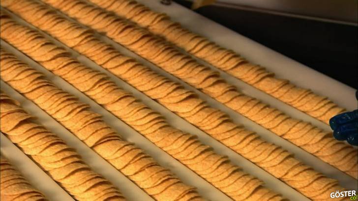 Bayıldığımız Pringles cipslerin birebir aynı boyut ve şekle sahip olmasını sağlayan üretim bandı