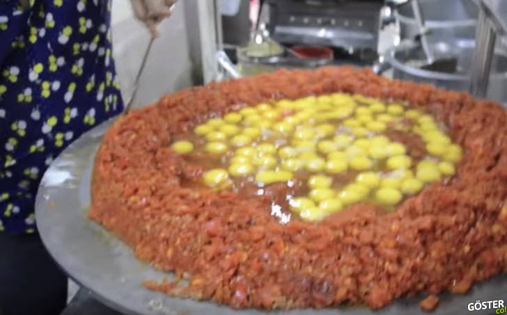 Hindistan sokak lezzetleri: Tereyağ ile karıştırılmış, en büyük çırpılmış yumurta (240 adet)