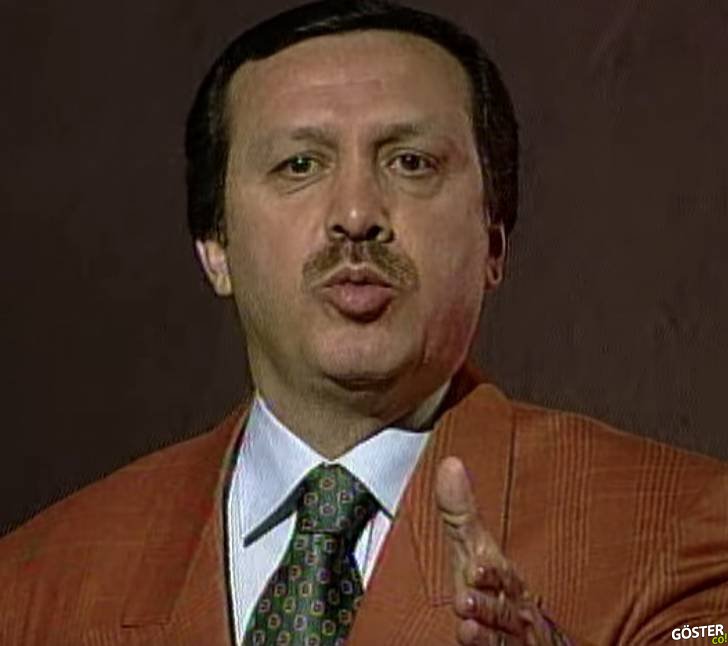 Recep Tayyip Erdoğan, 1998’de 32. Gün programında, Marmara Üniversitesi’nde öğrencilerin sorularını yanıtlıyor
