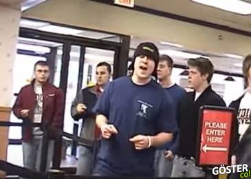 Bir üniversitenin akapella grubu, fast food çalışanları için hep bir ağızdan “Stand By Me” şarkısını söyledi