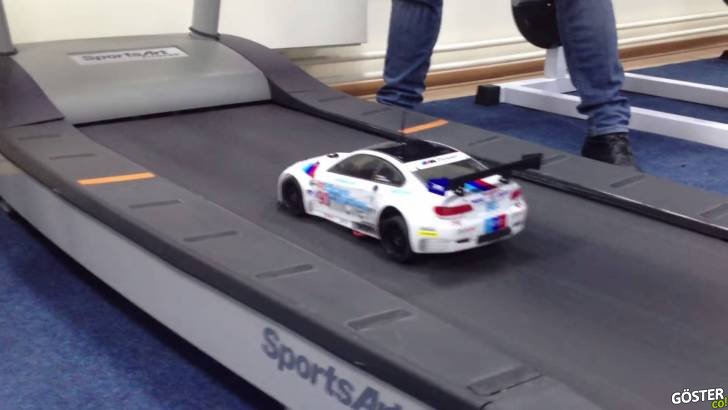 BMW M3 kumandalı araba ile koşu bandı üzerinde yarış simülasyonu