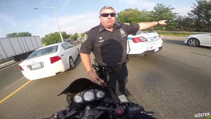 Şeritte gitmeyen motorcuya polisin ani müdahalesi ve anahtarını kapıp kenara çekmesi