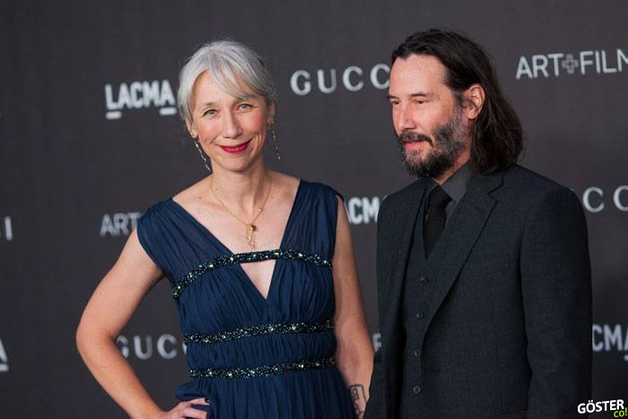 55 yaşındaki Keanu Reeves, 46 yaşındaki sevgilisiyle ilk kez el ele (İnterneti kasıp kavurdular)