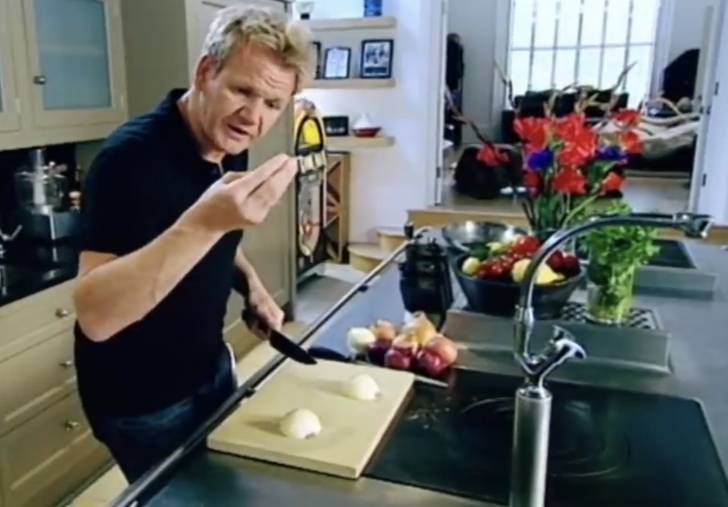 Ünlü şef Gordon Ramsay’dan “soğan nasıl doğranır” dersi (Göz yaşartmadan)