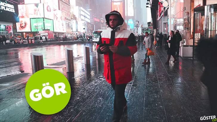 Hafif kar yağışı eşliğinde, New York sokaklarında 25 dakikalık bir akşam üzeri yürüyüşüne ne dersiniz? (Sadece ortam sesleriyle)