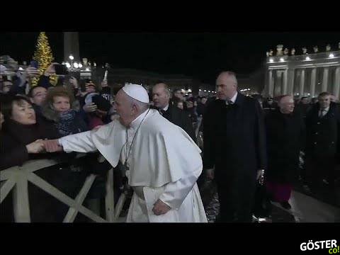 Papa Francis, elini sertçe çeken kadına tepki gösterdi