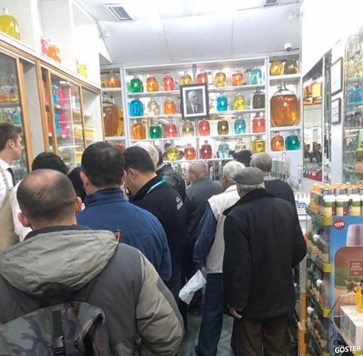Ülkede görülen ilk COVID-19 vakasından sonra, kolonyacı Eyüp Sabri Tuncer’in önünde kuyruklar oluştu, içerisi de hiç olmadığı kadar tıklım tıklım